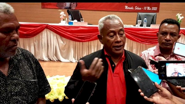 Anggota Komisi II DPR RI Komarudin Watubun, saat diwawancarai awak media saat menggelar Penyerapan Aspirasi tentang RUU Pembentukan Provinsi Papua Selatan, di Aula Kantor Bupati Merauke, Senin (10/05/2022). (Foto: Hendrik Resi/Republiknews.co.id)