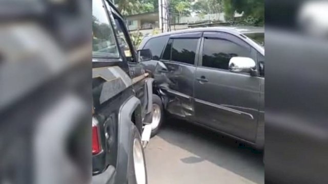 Tabrakan antara Daihatsu Taft dengan Toyota Innova di jalan Raya Serpong, Kelurahan Pondok Jagung, Kecamatan Serpong Utara, Rabu (11/05/2022). (Istimewa)