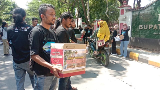 Warga Jeneponto saat Galang Dana diDepan Kantor Bupati Jeneponto, Kamis (12/5/2022).