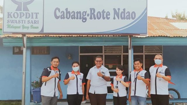 GM Kopdit Swastisari (tengah) Bersama Karyawan Kopdit Swastisari Cabang Rote Ndao (Istimewa)