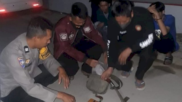 Empat Remana bersenjata tajam saat diamankan Personil Turjawali Samapta Polres Gowa, Rabu (11/05/2022). (Istimewa)