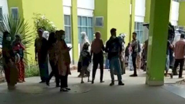 Pasien dan Pengunjung di Rumah Sakit (RS) dr H LM Baharuddin, Raha, Kabupaten Muna, berhamburan keluar saat Gempa Bumi, Kamis (12/05/2022). (Foto: Rustam/Republiknews.co.id)