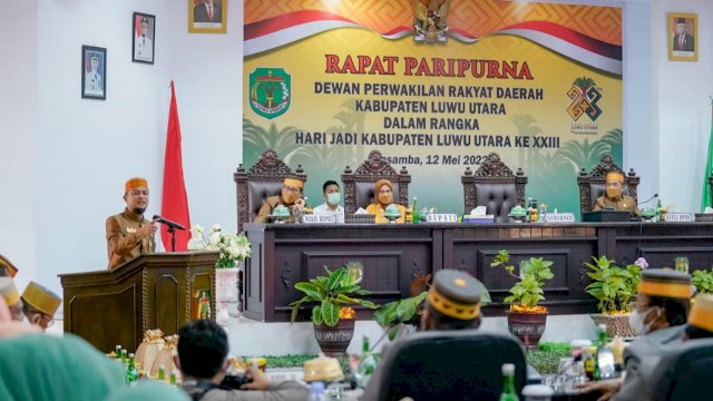 Gubernur Sulsel Andi Sudirman Sulaiman, memberikan sambutan saat Rapat Paripurna&nbsp; DPRD Dalam Rangka HUT ke-23 Kabupaten Luwu Utara, Kamis (12/05/2022). (Istimewa)