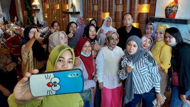 Anggota Komisi IX DPR RI Ashabul Kahfi, bersama koordinator-koordinator kecamatan dari komunitas Wanita Hebat Makassar, dalam kegiatan Temu konstituen, Kamis (12/05/2022) di Kedai Bau Mangga Kota Makassar. (Istimewa)