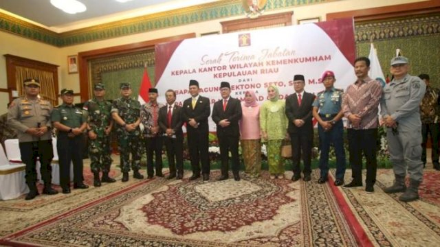 Kakanwil Kemenkumham Kepri, Saffar Muhammad Godam foto bersama Forkopimda Kepri usai acara Sertijab di Gedung Daerah Tanjungpinang, Kamis (12/05/222). (Ist)