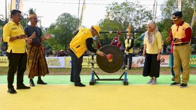 Anggota DPR RI Muhammad Fauzi, memukul Gong Pembukaan Turnamen Voli Putri Desa Cendana Putih I, Kecamtan Mappedeceng, Luwu Utara, Kamis (13/05/2022). (Istimewa)