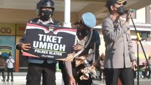 Bripka Eko Purnomo, anggota Bhabinkamtibmas Polres Klaten menerima hadiah Umroh dari Kapolres Klaten AKBP Eko Prasetyo, Jumat (13/05/2022). (Ist)