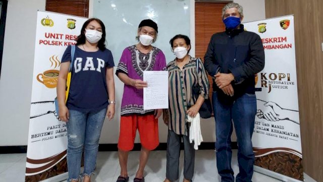 Pasangan suami isteri MS dan TLS disaksikan keluarga usai melakukan "Kopi Restorative Justice" di Polsek Kembangan Jakarta Barat, Jumat (13/05/2022). (Istimewa)