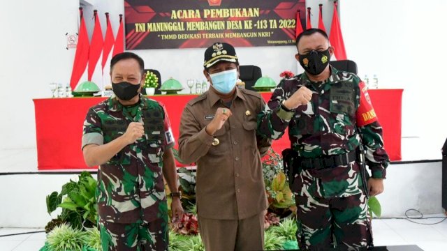 Bupati Soppeng Andi Kaswadi Razak (tengah) bersama Komandan Korem 141/Toddopuli Brigjen TNI Djashar Djamil (kiri) dan Komandan Kodim 1423 Soppeng Letkol Inf Richard M Butar-Butar (kanan), saat Pembukaan TMMD ke-112 di Aula kantor Kecamatan Marioriwawo, Rabu (11/05/2022). (Istimewa)