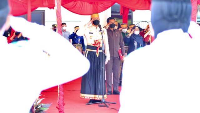 Bupati Gowa Adnan Purichta Ichsan saat saat menjadi Inspektur Upacara Hari Pendidikan Nasional tingkat Kabupaten Gowa di Lapangan Upacara Kantor Bupati Gowa, Jumat, (13/5/2022)(Istimewa)