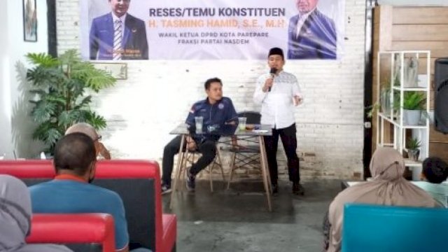 Wakil Ketua DPRD Kota Parepare Tasming Hamid, memberikan sambutan saat menyerap aspirasi di Cafe salqh satu Cafe di Kecamatan soreang, Jumat (13/05/2022). (Istimewa)