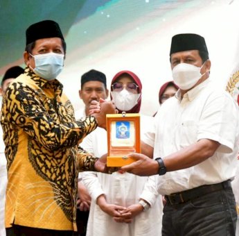 Pajak Award Kabupaten Soppeng Ditandai Dengan Penyerahan Kendaraan Operasional