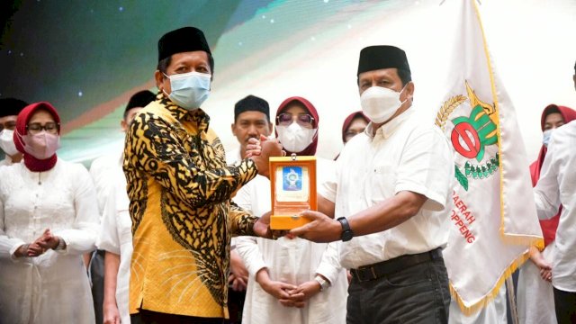 Pajak Award Kabupaten Soppeng Ditandai Dengan Penyerahan Kendaraan Operasional