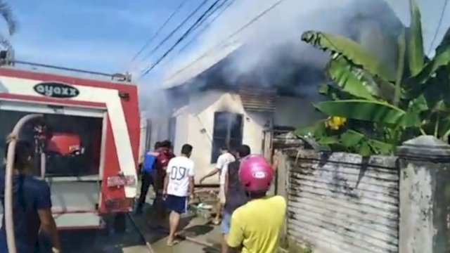 Rumah Langkosono yang terbakar dilahap si jago merah, Sabtu (14/5/2022), sekira pukul 09:15 Wita. (Foto: Rustam/Republiknews.co.id)