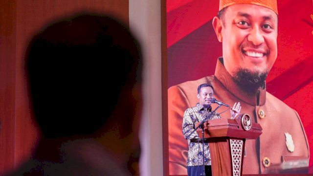 Gubernur Sulsel Andi Sudirman Sulaiman, memberikan sambutan saat perjamuan makan malam peserta PSBM 22 di Baruga Karaeng Pattingaloang Rumah Jabatan Gubernur Sulsel, Jumat (13/05/2022). (Istimewa)