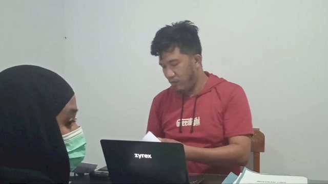 Admin Arisan Online, Yuliani Syam, yang dilaporkan ke Polisi oleh membernya sendiri karena merasa dirugikan memenuhi panggilan kepolisian Polsek Bontonompo, Polres Gowa, Sulawesi Selatan. Jum'at (13/05/2022). (Istimewa)