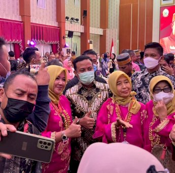 Gubernur Andi Sudirman Jadi Rebutan Swafoto Peserta PSBM 22