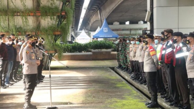 Kapolres Metro Jakbar Kombes Pol Pasma Royce, memberikan arahannya kepada jajaran untuk pengamanan May Day, Sabtu (14/05/2022). (Istimewa)