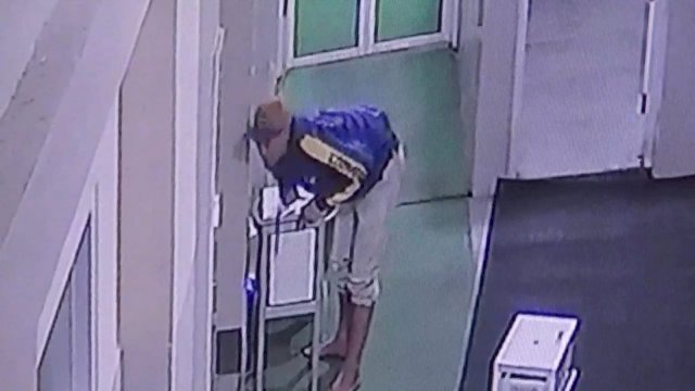 Tangkapan Layar CCTV pelaku saat menggasak isi kotak amal di Masjid Baitul Azis, Jumat (13/05/2022). (Istimewa)