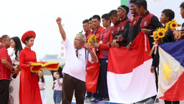 Ketum PB (PODSI) Basuki Hadimuljono, memberikan apresiasi kepada atlet dayung yang meraih 8 emas di SEA Gamrs XXXI ri Vietnam, Sabtu (14/05/2022). (Istimewa)
