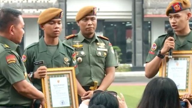 KSAD Jenderal TNI Dudung Abdurachman saat memberikan penghargaan kepada Prada Junior Noval dan Prada Ardian Sapta Savela yang berhasil melawan Begal, di kawasan Kebayoran Baru, Jakarta Selatan. (Istimewa)
