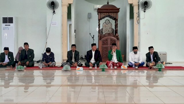 Pesantren Darul Mukhlisin UMI Padanglampe menggelar Halal Bihalal di Mesjid Baiturrahman Pesantren Mahasiswa Darul Mukhlisin Padanglampe, Minggu (15/5/2022).