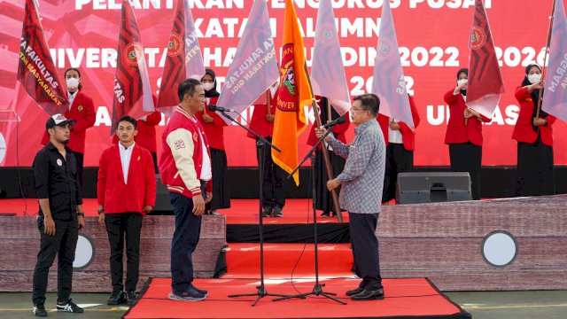 Jusuf Kalla saat melantik Andi Amran Sulaiman sebagai Ketua IKA Unhas 2022-2026, Sabtu (14/05/2022). (Istimewa)
