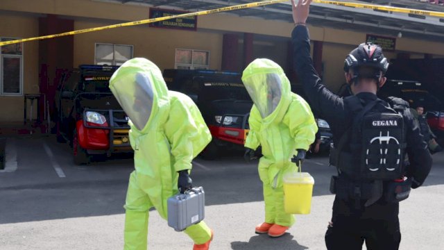 Dengan Pakaian Khusus Detasemen Gegana Sat Brimob Polda Banten Latih Kemampuan Hadapi Bahan Kimia Berbahaya, Minggu (15/5/2022)