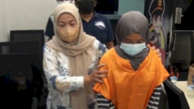 Aparat Polsek Cengkareng Jakarta Barat saat mengamankan Pelaku Pembunuhan (NU), Sabtu (14/05/2022). (Istimewa)