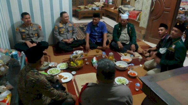Kapolres Metro Jakbar Kombes Pol Pasma Royce dan jajaran saat mengunjungi kediaman KH Muhammad Husni, Sabtu (14/05/2022). (Istimewa)