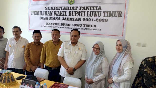 Rully Heryawan (baju putih/tengah) saat mendaftarkan diri sebagai Calon Wakil Bupati Luwu Timur, Selasa (17/05/2022). (Istimewa)