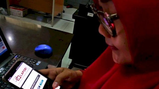 Pegawai pemerintahan di Kabupaten Gowa mengakses layanan pengaduan SP4N LAPOR Gowa. (FOTO. Chaerani/republiknews.co.id)