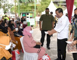 Tinjau Harga Minyak Goreng, Presiden Jokowi Juga Bagikan Bansos di Pasar Cibinong