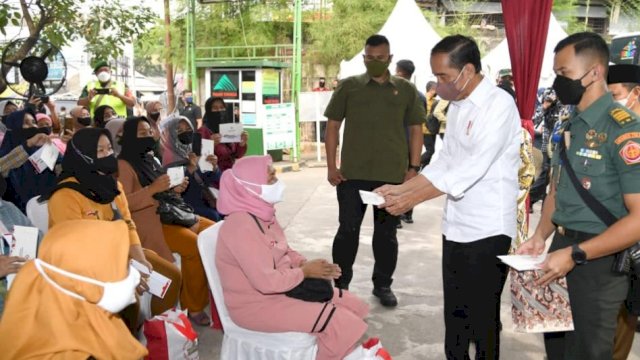 Presiden Jokowi Saat Bersama Masyarakat Penerima Bansos dan Pedagang di Pasar Cibinong, Selasa (17/5/2022).