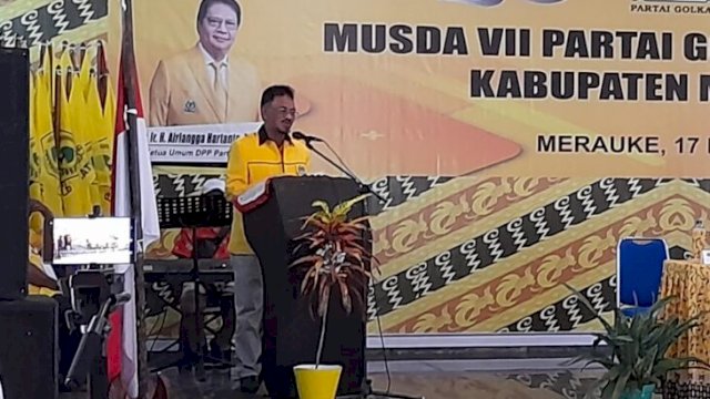 Ketua DPD Partai Golkar Kabupaten Merauke Terpilih Dominikus Ulukyanan menyampaikan sambutan dalam Musda VII Partai Golkar Merauke. (FOTO. Hendrik/Republiknews.co.id)