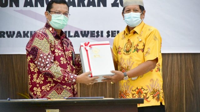 Bupati Soppeng Andi Razak, menerima WTP dari BPK RI Sulsel Paula Henry Simatupang, Selasa (17/05/2022). (Istimewa)