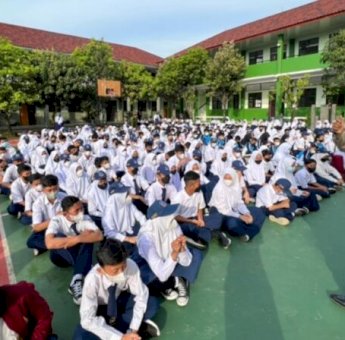Edukasi Tertib Lalu Lintas, Satlantas Metro Bekasi Kota Datangi Sekolah