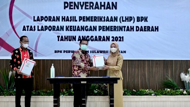 Bupati Luwu Utara Indah Putri Indriani, saat menerima penghargaan TWP dari BPK RI Kanwil Sulsel,Selasa (17/05/2022). (Istimewa)