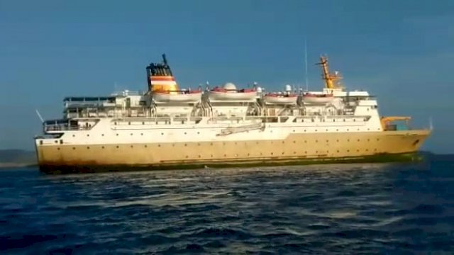 Kapal Motor (KM) Sirimau milik PT Pelni pada Selasa (17/05/2022) kandas di perairan Laut Ile Ape, Kabupaten Lembata, Provinsi Nusa Tenggara Timur (NTT) tepatnya di perairan Desa Palilolon. (Foto: Tarwan/Republiknews.co.id)
