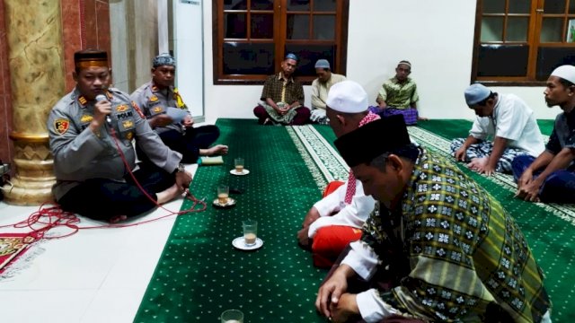 Kapolsek Kalideres Polres Metro Jakarta Barat AKP Syafri Wasdar dan jajaran saat melaksanakan safari subuh keliling, sambil berdialog dengan masyarakat, Rabu (17/05/2022). (Istimewa)