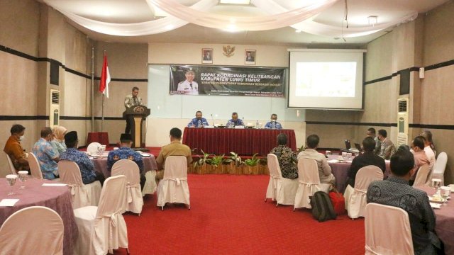 Bupati Luwu Timur, Budiman didampingi Sekretaris Daerah (Sekda), Bahri Suli membuka secara resmi Rapat Koordinasi (Rakor) Kelitbangan Luwu Timur di Hotel Kenari Makassar, Selasa (17/05/2022).