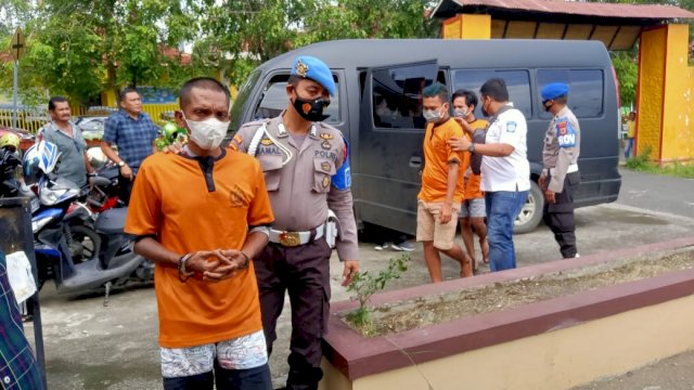 Pelaku pengedar Sabu saat diamankan Sat Res Narkoba Polres Soppeng, Selasa (17/05/2022). (Istimewa)