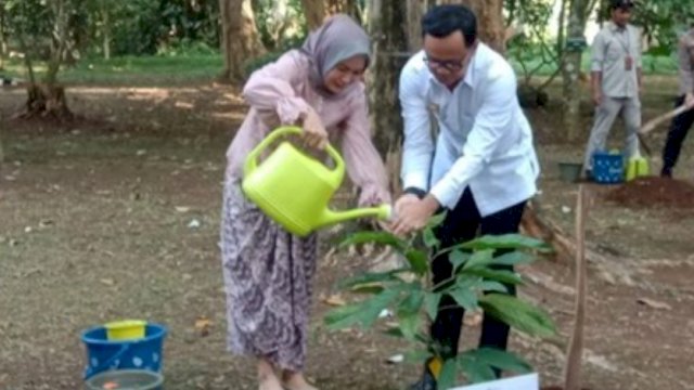 Wali Kota Bogor, Bima Arya Bersama Istri melakukan Penanaman Sejumlah Tumbuhan pada HUT Kebun Raya Bogor ke-205. (Istimewa)