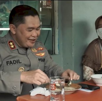 Viral di Sosmed, Kapolda Metro Jaya Makan di Warung Tuai Pujian Netizan