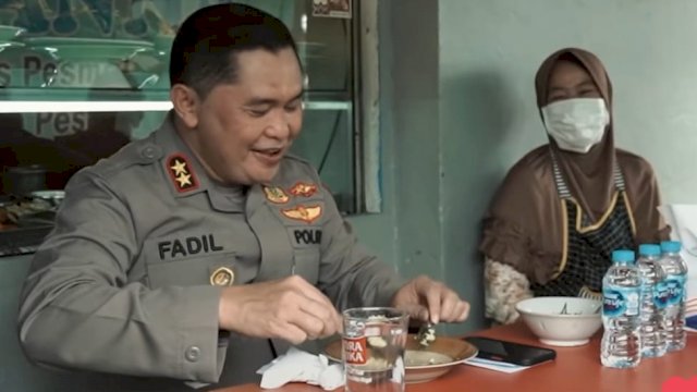 Kapolda Metro Jaya Irjen pol Fadil Imran Saat Menyantap Hidangan di sebuah Warung Terminal Pasar Minggu Jaksel. (Istimewa)