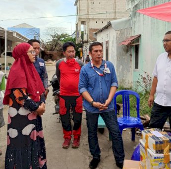 Wujud Kepedulian, Ketua PMI Makassar Serahkan Bantuan ke Korban Kebakaran di Sunu