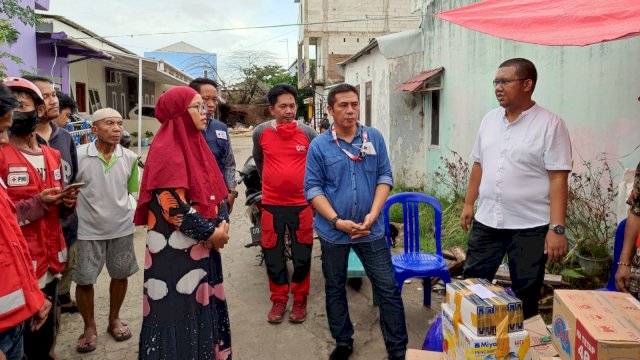 Ketua PMI Kota Makassar Syamsu Rizal (Deng Ical) saat menyalurkan bantuan kepada korban kebakaran di Jalan Sunu, Kelurahan Suangga, Kecamatan Tallo, Rabu (18/05/2022). (Istimewa)