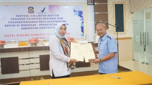 Bupati Jeneponto Iksan Iskandar saat melakukan penanda tanganan MoU bersama BBPOM Makassar, Kamis (19/05/2022). (Ist)