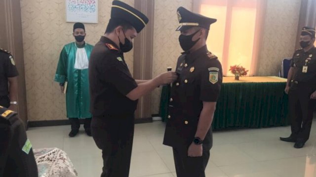 Pelantikan dan pengambilan sumpah Kepala Seksi Intelejen di Aula Kantor Kejaksaan Negeri Sinjai, Kamis (19/05/2022). (Ist)