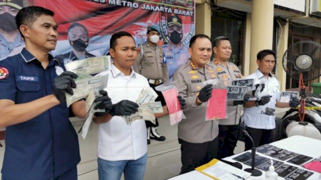 Kapolres Metro Jakarta Barat Kombes Pol Pasma Royce didampingi Kasat Reskrim AKBP Joko Dwi Harsono, Kapolsek Kalideres AKP Syafri Wasdar dan Kasi Humas Kompol Moch Taufik menunjukan barang bukti kejahatan hasil penipuan curanmor dengan modus drama di Polres Metro Jakarta Barat, Kamis (19/05/2022). (Ist)